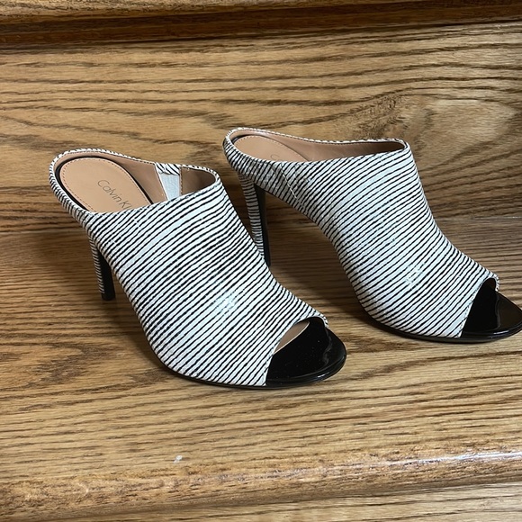 NIB Calvin Klein Black/White Perp Toe Shoe - Picture 3 of 9